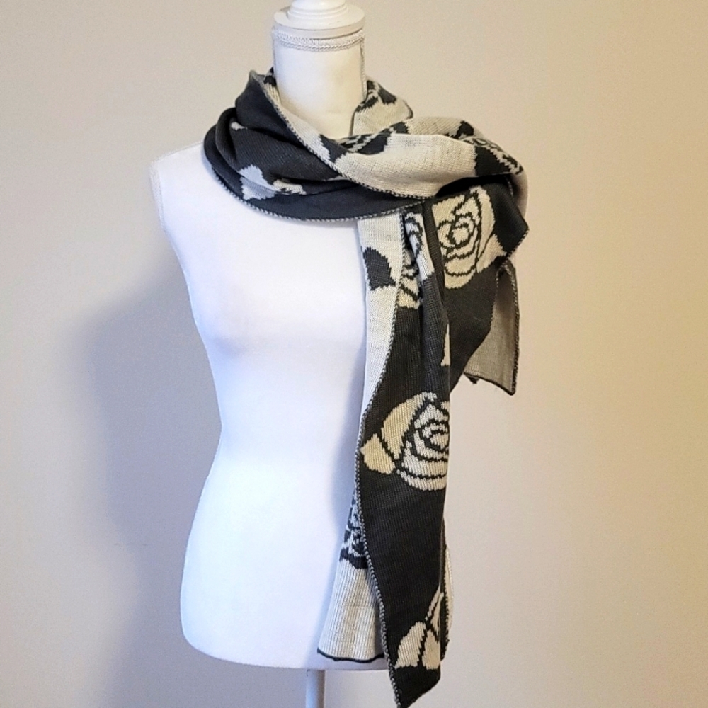 Icing women's scarf.
